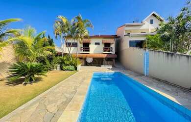 Imagem: A casa possui 3 Dormitórios, 3 Banheiros, 4 Vagas na garagem