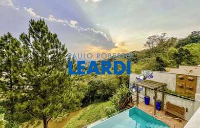 Imagem: A casa em condomínio possui 4 Dormitórios, 5 Banheiros, 4