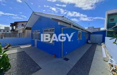 Imagem: A casa possui 3 Dormitórios, 2 Banheiros, 1 Vaga na garagem