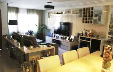 Imagem: A casa possui 4 Dormitórios, 4 Banheiros, 5 Vagas na garagem