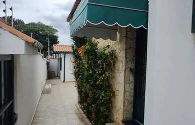 Imagem: A casa possui 3 Dormitórios, 3 Banheiros, 4 Vagas na garagem