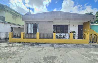 Imagem: A casa possui 3 Dormitórios, 2 Banheiros, 4 Vagas na garagem