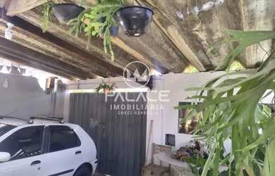 Imagem: A casa possui 3 Dormitórios, 2 Banheiros, 1 Vaga na garagem