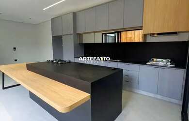 Imagem: A casa possui 3 Dormitórios, 3 Banheiros, 4 Vagas na garagem