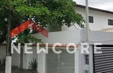 Imagem: A casa possui 3 Dormitórios, 4 Banheiros, 2 Vagas na garagem