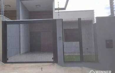 Imagem: A casa possui 3 Dormitórios, 1 Banheiro, 2 Vagas na garagem