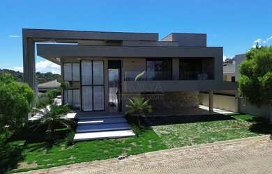 Imagem: A casa em condomínio possui 5 Dormitórios, 5 Banheiros, 600m²