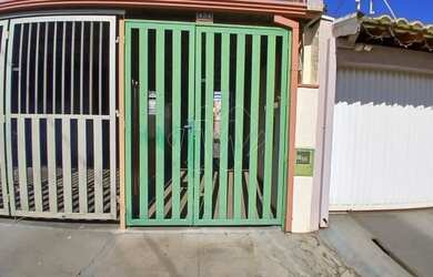 Imagem: A casa possui 2 Dormitórios, 1 Banheiro, 1 Vaga na garagem