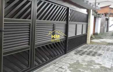 Imagem: A casa possui 3 Dormitórios, 2 Banheiros, 2 Vagas na garagem