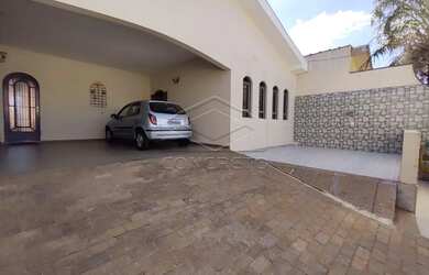 Imagem: A casa possui 3 Dormitórios, 2 Banheiros, 2 Vagas na garagem