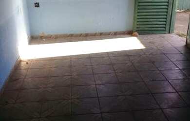 Imagem: A casa possui 3 Dormitórios, 1 Banheiro e 3 Vagas na garagem