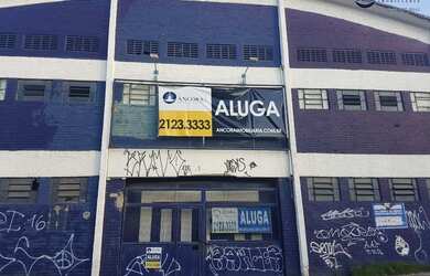 Imagem: O depósito possui 5 Vagas na garagem, 944m² de Área e está