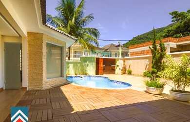 Imagem: A casa em condomínio possui 5 Dormitórios, 5 Banheiros, 4