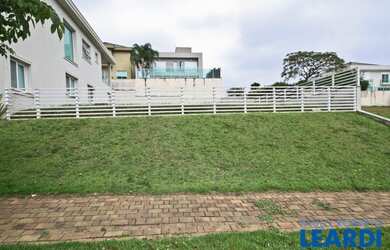 Imagem: O terreno possui 423m² de Área e está localizado em Alphaville