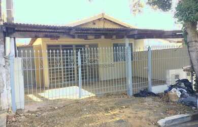 Imagem: A casa possui 3 Dormitórios, 1 Banheiro, 1 Vaga na garagem