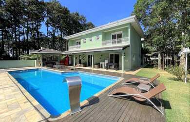 Imagem: A casa possui 4 Dormitórios, 5 Banheiros, 4 Vagas na garagem