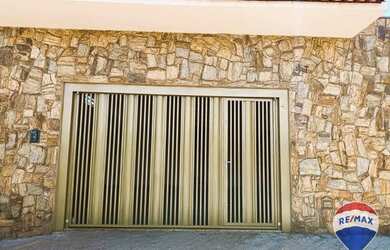 Imagem: A casa possui 2 Dormitórios, 2 Banheiros, 2 Vagas na garagem