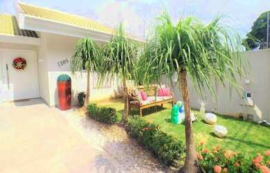 Imagem: A casa possui 4 Dormitórios, 5 Banheiros, 4 Vagas na garagem