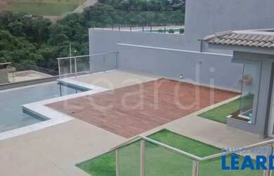 Imagem: A casa em condomínio possui 4 Dormitórios, 5 Banheiros, 4