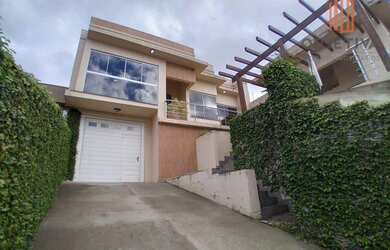 Imagem: A casa possui 3 Dormitórios, 2 Banheiros, 2 Vagas na garagem