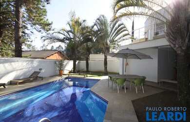 Imagem: A casa em condomínio possui 5 Dormitórios, 5 Banheiros, 700m²