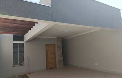 Imagem: A casa possui 3 Dormitórios, 2 Banheiros, 2 Vagas na garagem