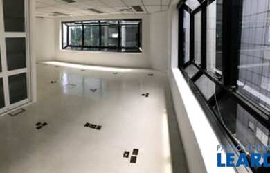 Imagem: O depósito possui 2 Vagas na garagem, 87m² de Área e está