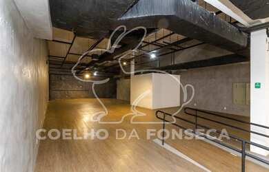 Imagem: O depósito para alugar possui 5 Vagas na garagem e 974m² de