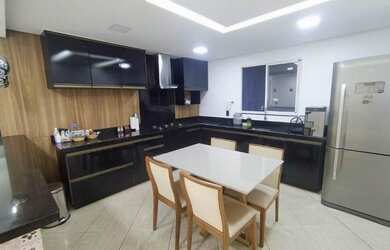 Imagem: A casa possui 2 Dormitórios, 2 Banheiros, 2 Vagas na garagem