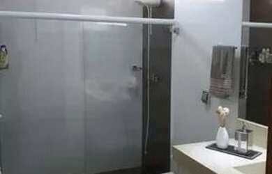 Imagem: A casa possui 2 Dormitórios, 2 Banheiros, 2 Vagas na garagem