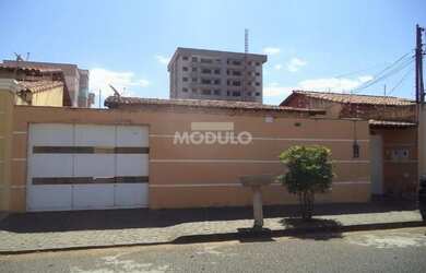 Imagem: A casa possui 3 Dormitórios, 2 Banheiros, 3 Vagas na garagem