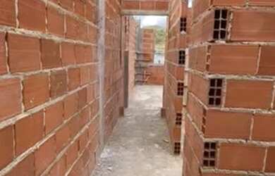 Imagem: A casa possui 3 Dormitórios, 2 Banheiros, 2 Vagas na garagem