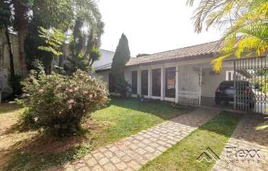 Imagem: A casa possui 4 Dormitórios, 4 Banheiros, 5 Vagas na garagem