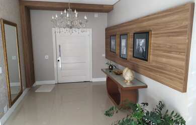 Imagem: A casa possui 4 Dormitórios, 4 Banheiros, 4 Vagas na garagem