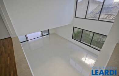 Imagem: A casa em condomínio possui 4 Dormitórios, 5 Banheiros, 3