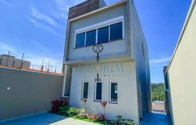 Imagem: A casa possui 3 Dormitórios, 2 Banheiros, 2 Vagas na garagem