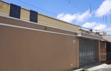 Imagem: A casa possui 3 Dormitórios, 3 Banheiros, 2 Vagas na garagem