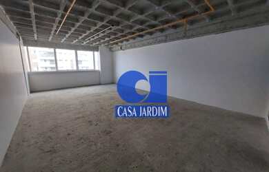 Imagem: O depósito possui 2 Vagas na garagem, 68m² de Área e está