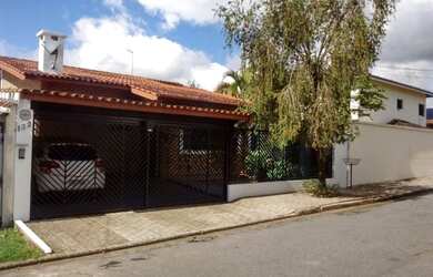 Imagem: A casa possui 4 Dormitórios, 2 Banheiros, 360m² de Área