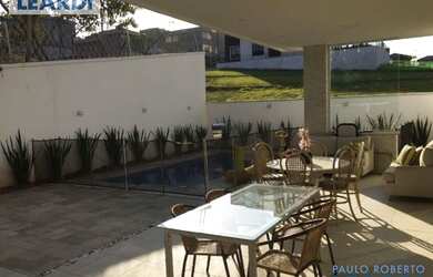 Imagem: A casa em condomínio possui 5 Dormitórios, 5 Banheiros, 5