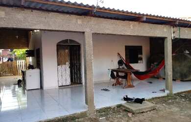 Imagem: A casa possui 1 Dormitório, 2 Banheiros e 2 Vagas na garagem