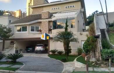 Imagem: A casa possui 5 Dormitórios, 5 Banheiros, 4 Vagas na garagem