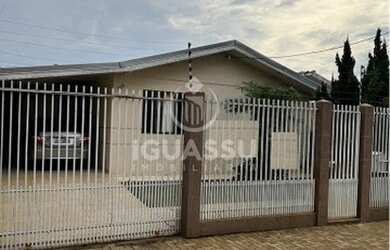 Imagem: A casa possui 3 Dormitórios, 1 Banheiro, 3 Vagas na garagem