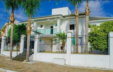 Imagem: A casa possui 5 Dormitórios, 5 Banheiros, 3 Vagas na garagem