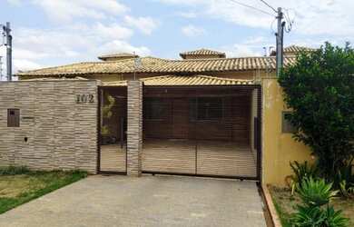 Imagem: A casa possui 3 Dormitórios, 4 Banheiros, 2 Vagas na garagem