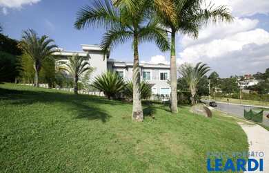 Imagem: A casa em condomínio possui 5 Dormitórios, 5 Banheiros, 5