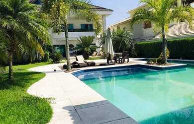 Imagem: A casa em condomínio possui 5 Dormitórios, 5 Banheiros, 4