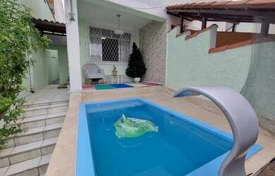 Imagem: A casa possui 3 Dormitórios, 1 Banheiro, 1 Vaga na garagem