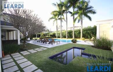 Imagem: A casa em condomínio possui 5 Dormitórios, 5 Banheiros, 5