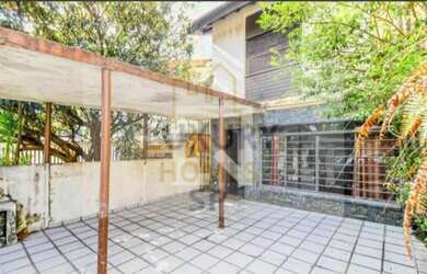 Imagem: A casa possui 3 Dormitórios, 3 Banheiros, 2 Vagas na garagem